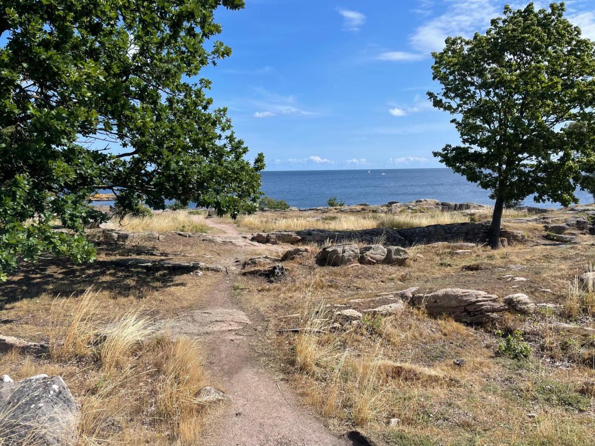 Nybygget Hus I Svaneke Taet Pa Klipper, Skov Og Hav Esterno foto